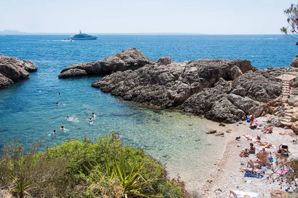 Punta Negra, Calvia, Mayorka 'da deniz manzarası ve insanlarla dolu bir sahil.