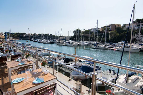 Porto Cristo, Mayorka 'da bar ve tekne manzarası