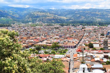Vista panoramica de la ciudad de Cajamarca, Peru