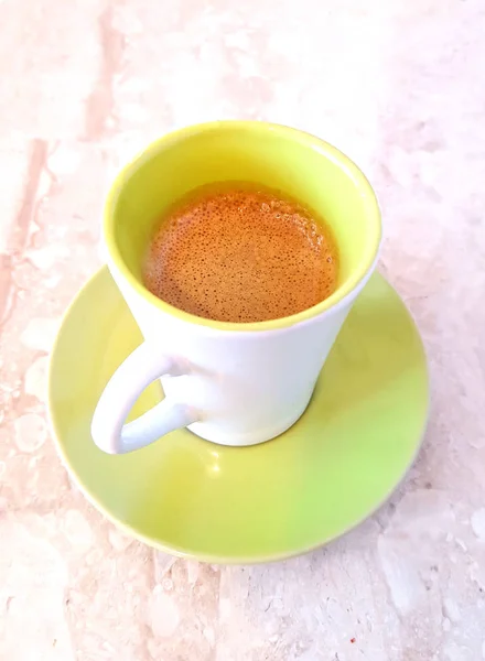 Espresso w kolorze białym z zielonej porcelany — Zdjęcie stockowe