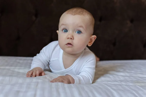 Симпатичный Малыш Белом Светлом Телесном Костюме Кровати Дома Смотрит Камеру — стоковое фото