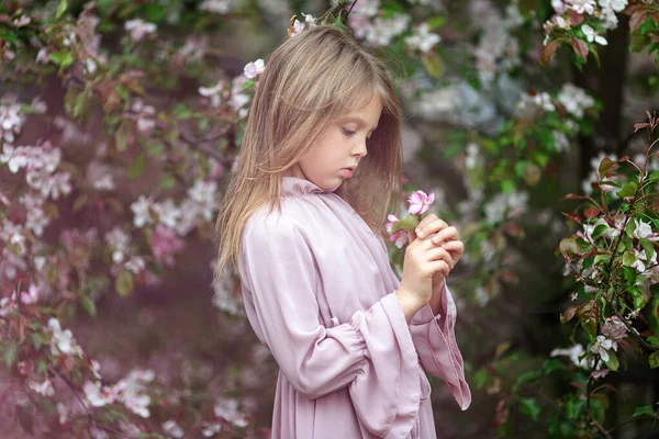 Schattig Meisje Met Een Bloem Tijdens Het Appelbloesem Seizoen Veel — Stockfoto