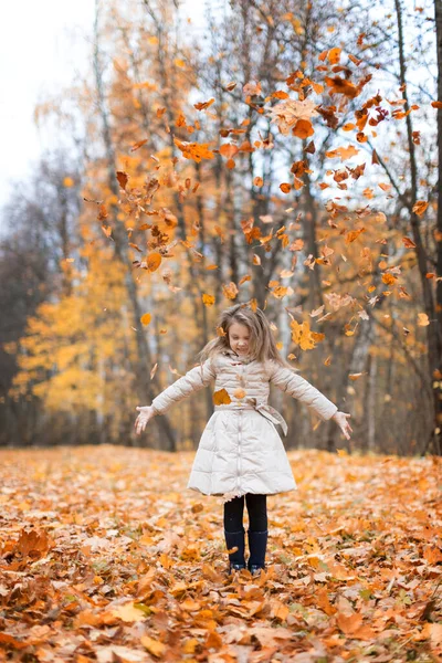 Uma Linda Menina Loira Floresta Joga Folhas Outono Diversão Livre — Fotografia de Stock