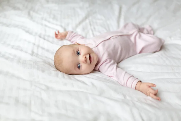 Bebezinho Está Sorrindo Deitado Cama Lençol Branco Quarto Dos Pais — Fotografia de Stock