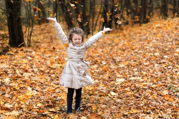 Uma Linda Menina Loira Floresta Joga Folhas Outono Diversão Livre — Fotografia de Stock