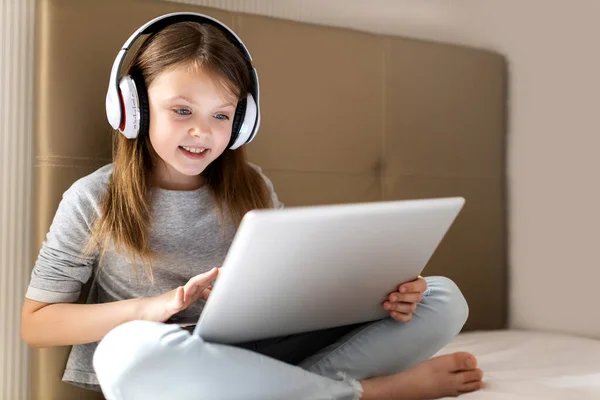 Aprendizaje Distancia Linda Niña Usando Portátil Casa Educación Estudio Línea — Foto de Stock