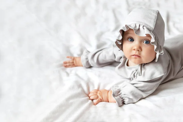 Uma Menina Bonita Com Grandes Olhos Azuis Olha Para Câmera — Fotografia de Stock