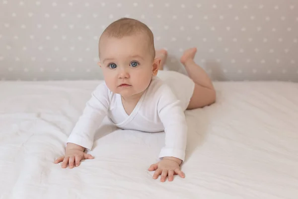 Bebezinho Está Sorrindo Deitado Cama Lençol Branco Quarto Dos Pais — Fotografia de Stock