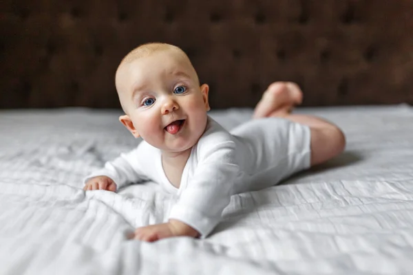 Simpatico Bambino Carino Una Tuta Bianca Leggera Sul Letto Casa — Foto Stock