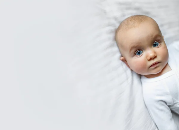 Маленький Красивый Здоровый Ребенок Большими Голубыми Глазами Смотрит Камеру Материнство — стоковое фото