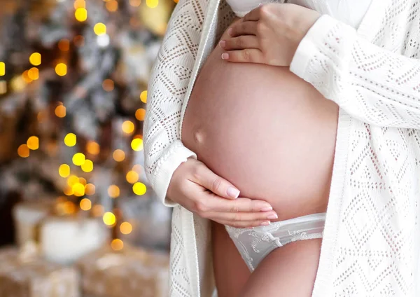Een Zwangere Vrouw Houdt Haar Handen Haar Buik Een Perfecte — Stockfoto