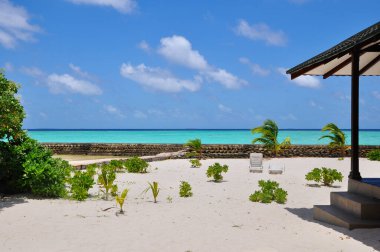 Otel odasının önündeki Maldivler 'in sahil manzarası