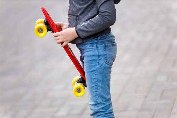 Ein Kind Hält Ein Rotes Skateboard Der Hand Sommersportarten — Stockfoto