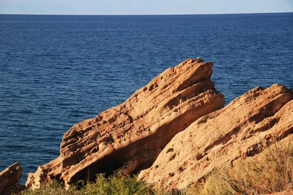 Göl kıyısında kumtaşı