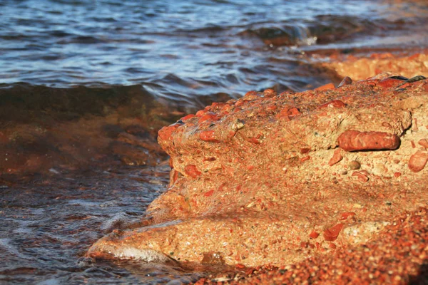 Göl kıyısında kumtaşı