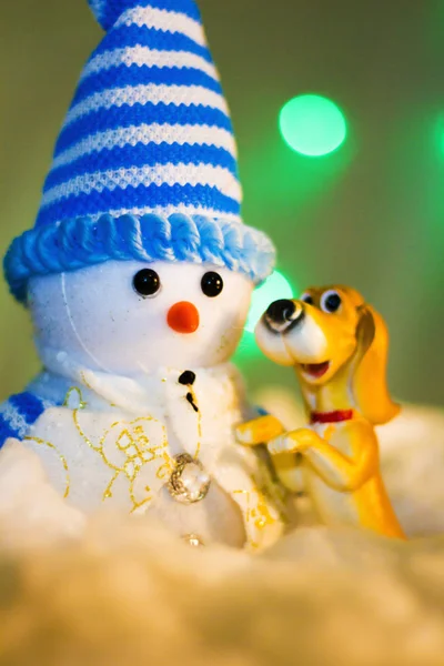 Bir köpek yavrusu ile yeni yıl oyuncak oyuncak kardan adam