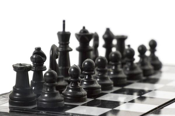 bir satranç tahtası üzerinde plastik siyah satranç