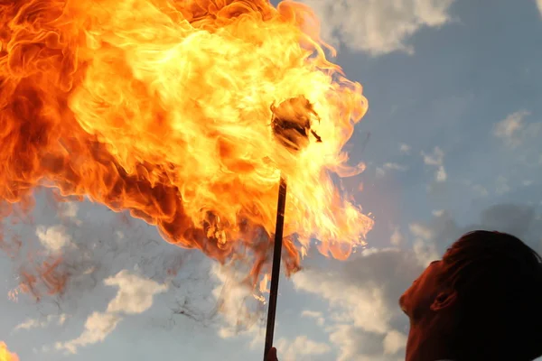 Bişkek, Kırgızistan, 1 Mayıs 2018. İşçi Bayramı şehir parklarından birinde kutlama. Yetenekli gençlerin bir grup bir fireshow şenlikli bir konserde gösterdi..