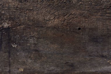 Kesilmiş meşe kalası. Çizik ve düğümlerle kaplı eski ahşap bir doku. Uygunsuz depodan eskimiş odun. Kopya alanı ile ön görünüm. Boyanmış olmayan tahta arka plan olarak kullanışlı