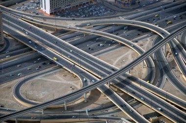 Kesişen yollar, hava manzarası. Otoyol. Otobanın üst görüntüsü. Otoyol trafiği. Çok katlı yol kavşağı. Otoyol. Top view otobanı. Yol mimarisi. Otoyol inşaatı