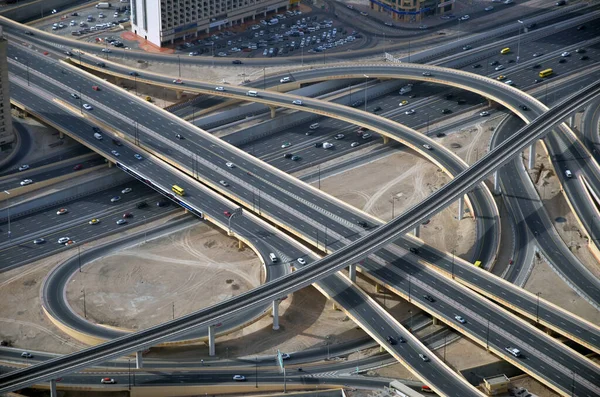 Kesişen yollar, hava manzarası. Otoyol. Otobanın üst görüntüsü. Otoyol trafiği. Çok katlı yol kavşağı. Otoyol. Top view otobanı. Yol mimarisi. Otoyol inşaatı