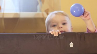 Şirin oynak 9 aylık erkek bebek topu atar