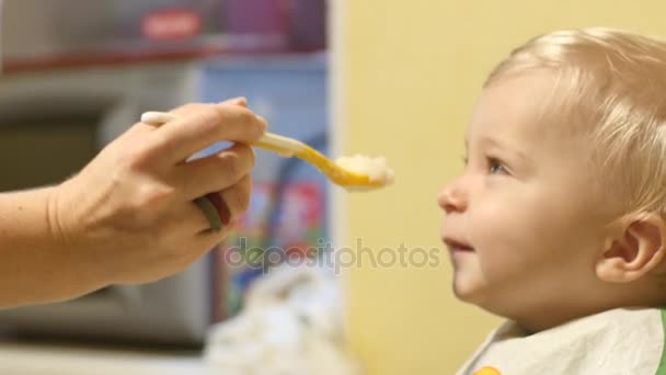 Divertido Lindo Meses Edad Bebé Comer Con Madre Ayuda Primer — Vídeos de Stock