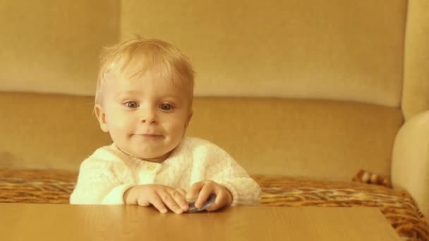 Sympatyczny 9-10 miesiąca życia dziecko chłopiec wygląd i ukrywanie — Wideo stockowe