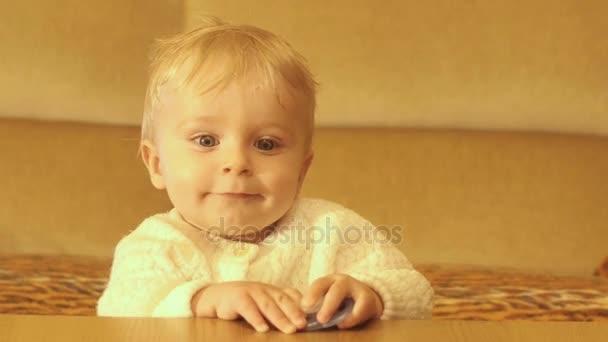 Bonito 9 meses de idade bebê sorrindo e escondendo zoom suave — Vídeo de Stock