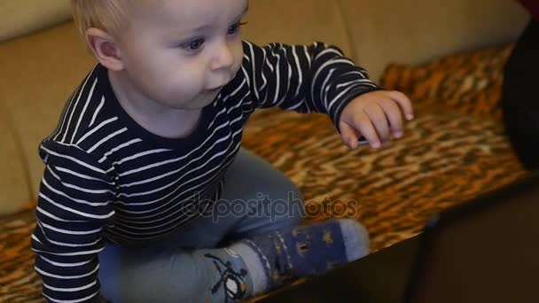 Милий 9-10 місяців хлопчик натискає кнопку на клавіатурі ПК повільний рух — стокове відео