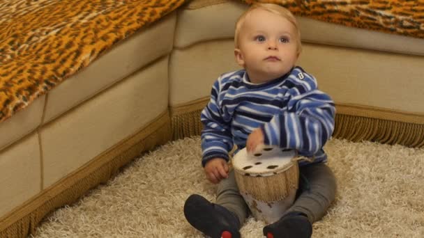 Schattig Maanden Oude Baby Jongen Prestaties Met Echte Trommel — Stockvideo