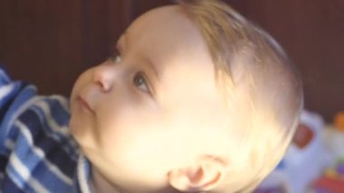 Aktif 9-10 aylık erkek bebek yüz closeup