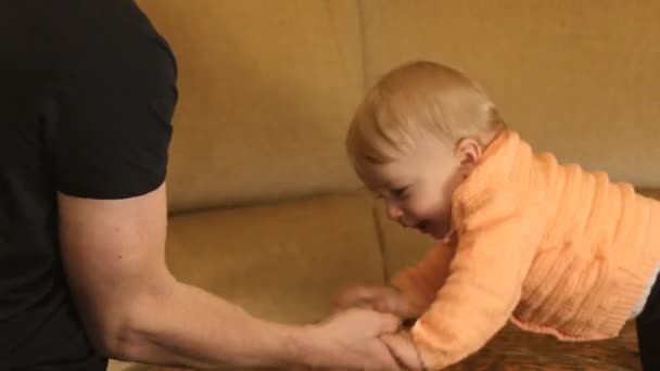 Adulto Mano Niño Meses Edad — Vídeo de stock