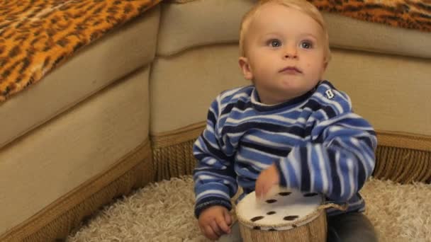 音楽ドラム突き放してズームス ムーズで才能のあるかわいい ヶ月古い赤ん坊少年パフォーマンス — ストック動画