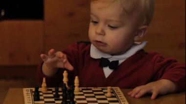 şirin aktif akıllı bebek bebek satranç closeup yakınındaki