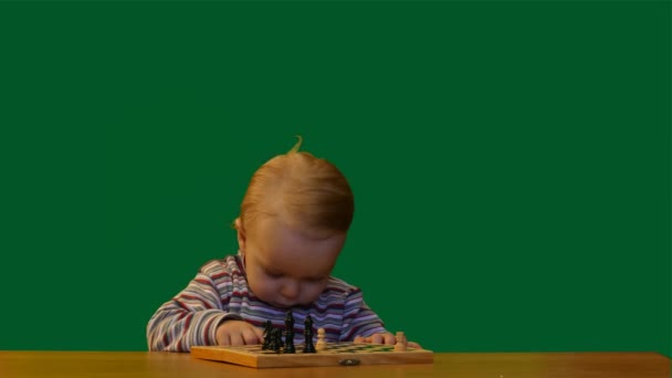 1岁婴儿近桌与棋绿色屏幕背景 — 图库视频影像