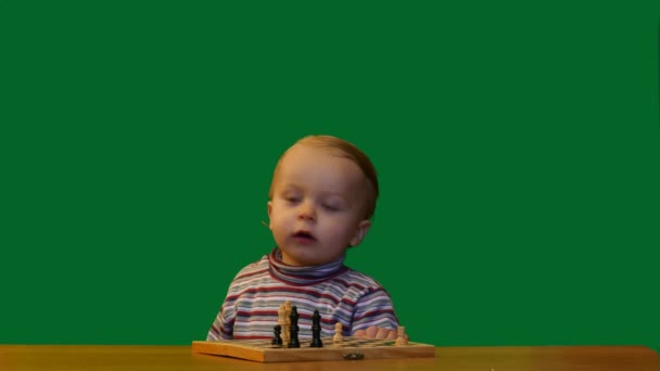 Bebé Año Cerca Mesa Con Fondo Pantalla Verde Ajedrez — Vídeos de Stock