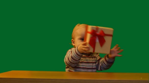 Carino Anno Bambino Con Scatola Regalo Tavolo Schermo Verde — Video Stock