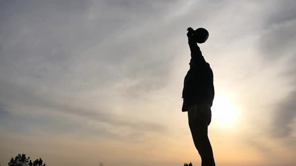 Silhouette Eines Jahre Alten Sportlers Der Gewicht Freien Stemmt — Stockvideo