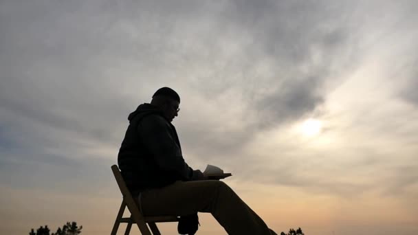 Silueta Hombre Años Con Libro Aire Libre Movimiento Cámara Alrededor — Vídeo de stock