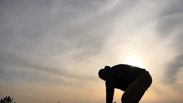 Años Edad Hombre Deportivo Levantamiento Peso Silueta Tiro Panorámico Cámara — Vídeo de stock