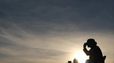 Çay içecek ritüel ile siluet dikey dolly atış mans