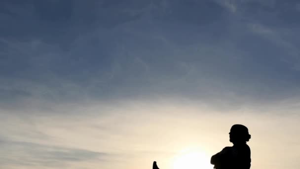 Homme Détendu Silhouette Profil Corps Vertical Dolly Shot Time Lapse — Video