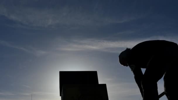 Hombre Con Pala Escondiendo Pecho Con Silueta Vestíbulo — Vídeos de Stock