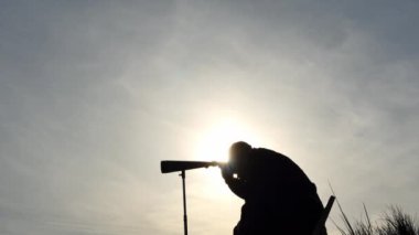 spyglass açık havada profil siluet adamla