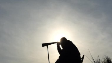 spyglass açık havada profil siluet adamla