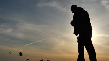 Açık alan siluet ağır çekim adam süpürür