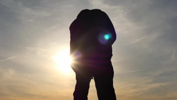 Homme balaie la silhouette de l'espace extérieur au ralenti 
