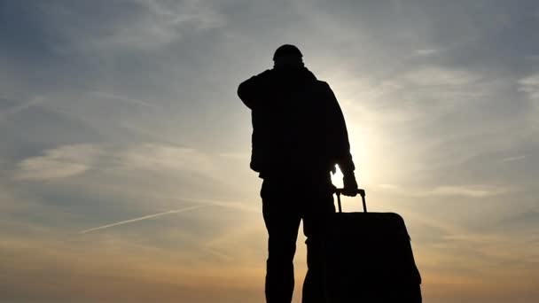 Hombre Con Silueta Maleta Cámara Lenta Aislado Con Fondo Cielo — Vídeo de stock