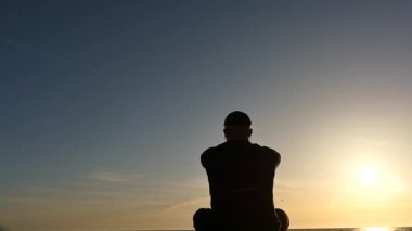 uyum kavramı - yaşlı adam siluet lotus duruş panoramik içinde
